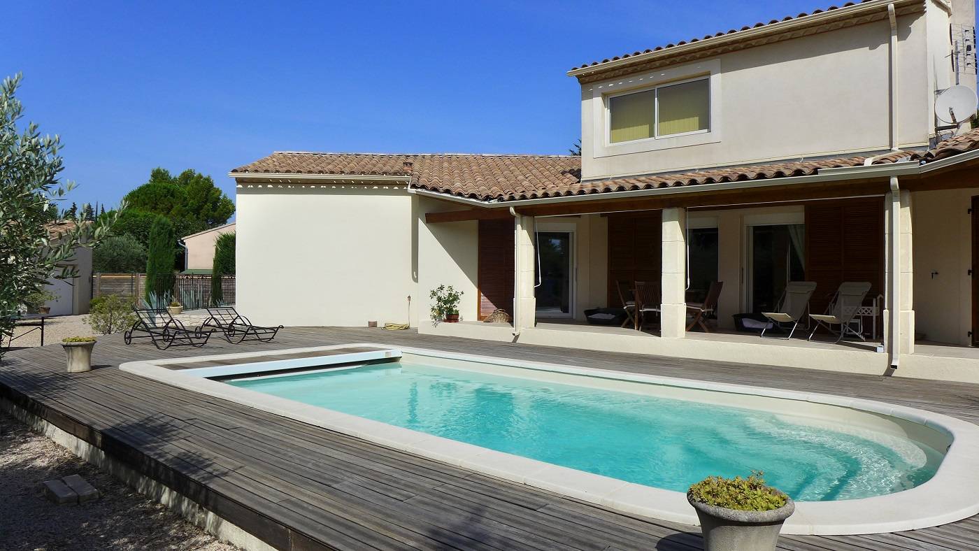 Réalisation contemporaine  proche du centre ville de Sainte cécile les Vignes 